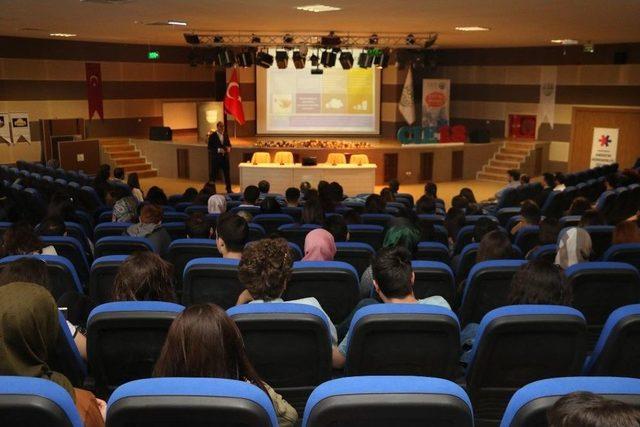 Kbü’de ‘geleceğe Doğru Adımlar’ Temalı Konferans Yapıldı