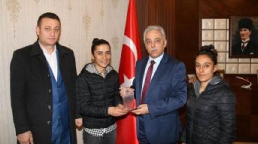 Hakkarig&uuml;c&uuml; Spor Kul&uuml;b&uuml; Y&ouml;neticilerinden Vali Toprak&rsquo;a Ziyaret