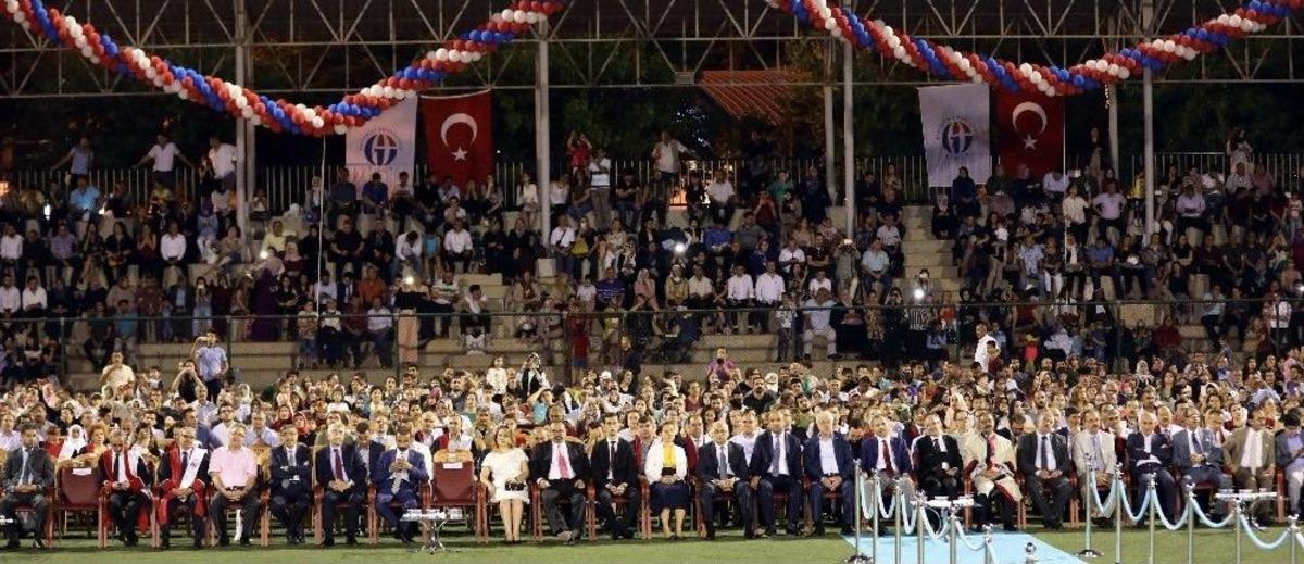 Ga&uuml;n&rsquo;de Mezuniyet Coşkusu