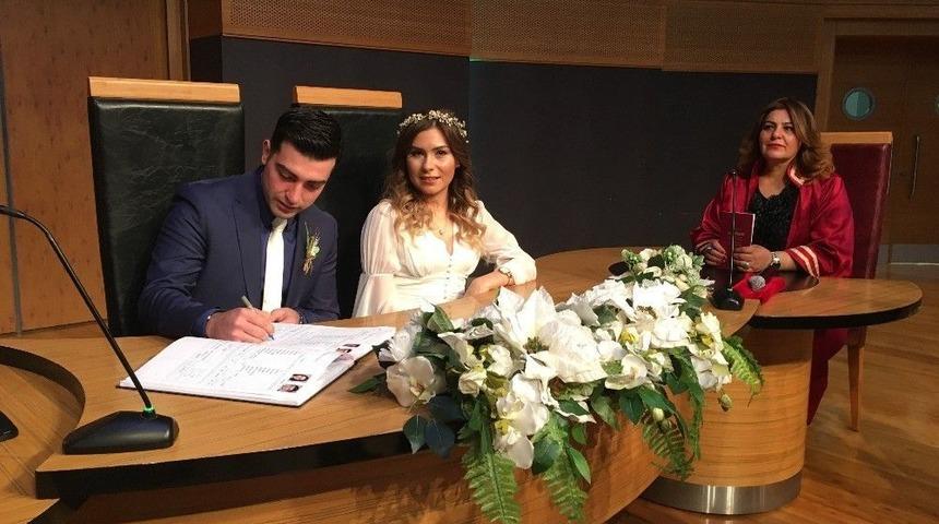 Nikahları Kıyılırken, Karikat&uuml;rleri &Ccedil;izildi