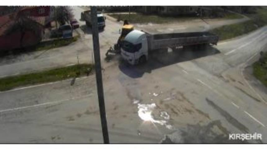 Yola Kontrols&uuml;z &Ccedil;ıkan Ara&ccedil; İş Makinesine &Ccedil;arptı