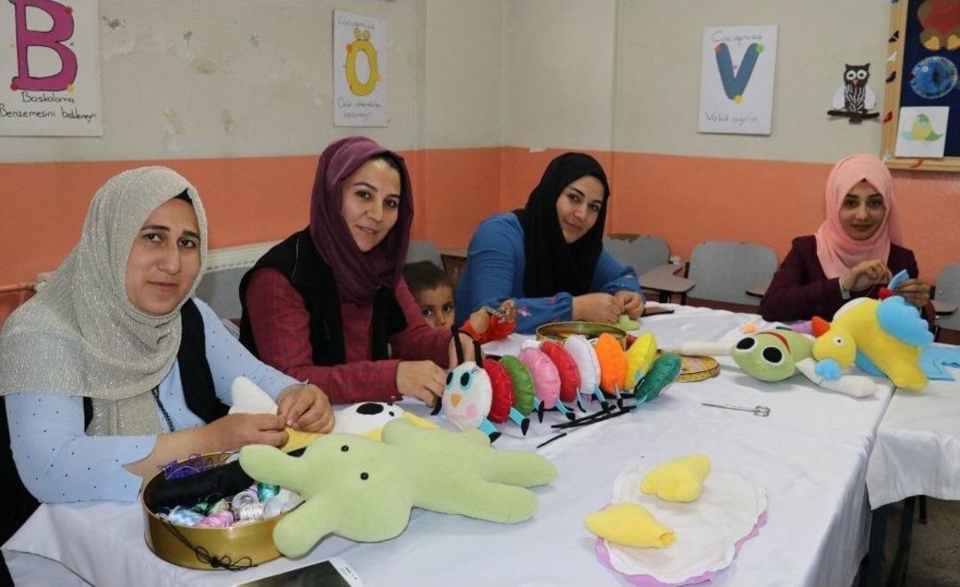 (&ouml;zel Haber) Vanlı Kadınlar, &Ccedil;ocuklar İ&ccedil;in Sağlıklı Oyuncaklar &Uuml;retiyor