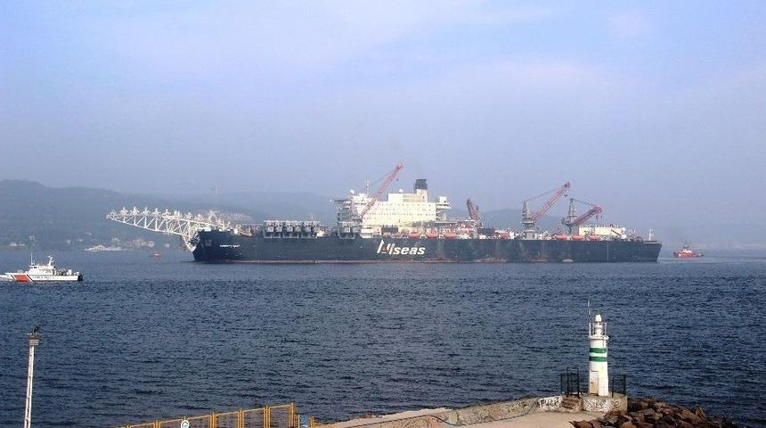 D&uuml;nyanın En B&uuml;y&uuml;k İnşaat Gemisi &Ccedil;anakkale Boğazı&rsquo;ndan Ge&ccedil;ti