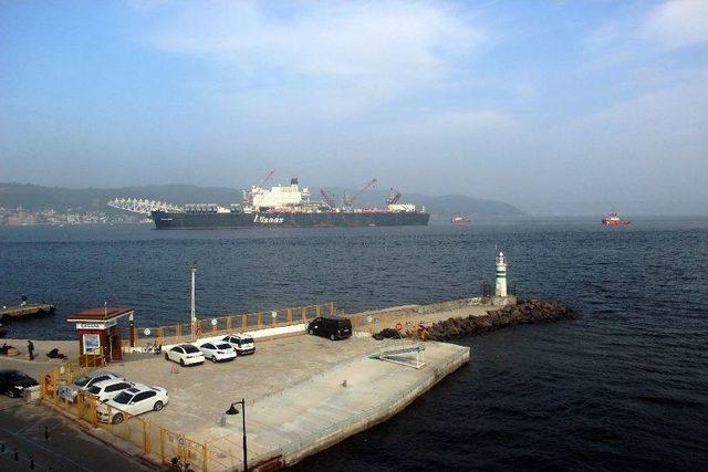 Dünyanın En Büyük İnşaat Gemisi Çanakkale Boğazı’ndan Geçti