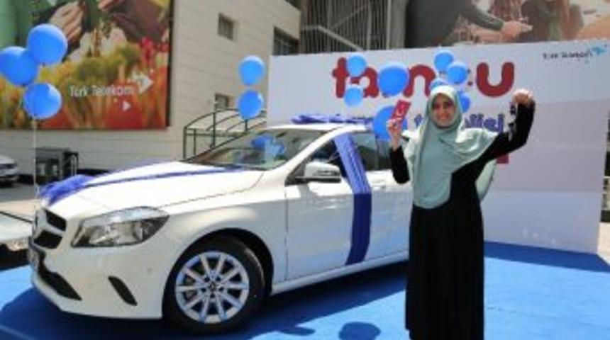 T&uuml;rk Telekom&rsquo;un Yerli Dijital Klavyesini İndirdi, L&uuml;ks Otomobil Kazandı