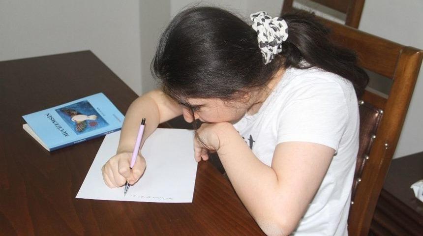 Y&uuml;zde 96 Engeline Rağmen Hayali Olan Kitabı &Ccedil;ıkardı