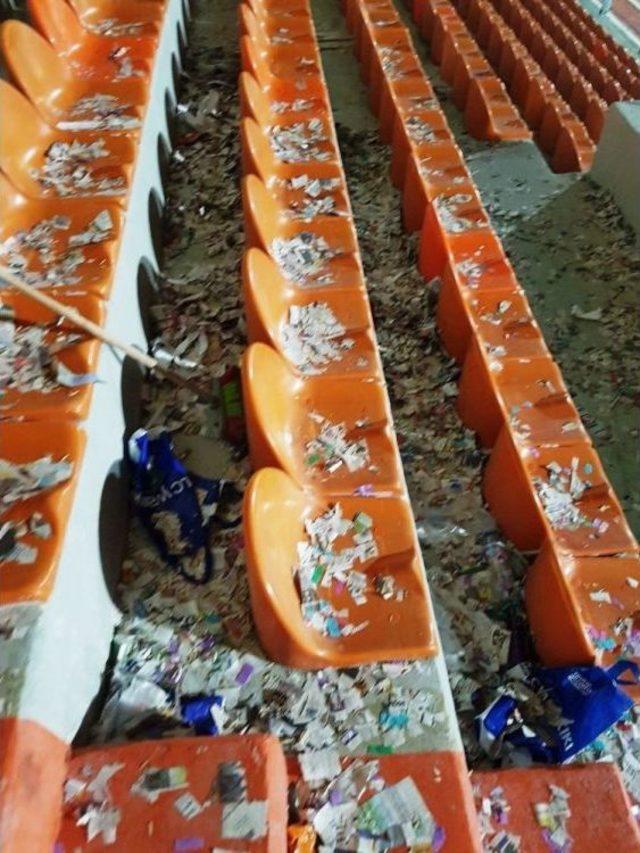 İzmit Belediyesi, Cephanelik Stadı’na Zarar Veren Taraftarlara Tepki Gösterdi