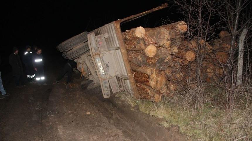 Tomruk Yüklü Kamyon Devrildi