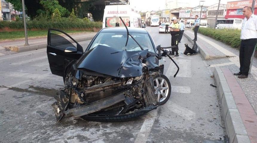 Otomobil Otob&uuml;sle &Ccedil;arpıştı: 1 Yaralı