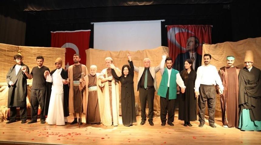 Kızıltepe’de ’bir Garip Uveys’ Tiyatrosu Sahnelendi