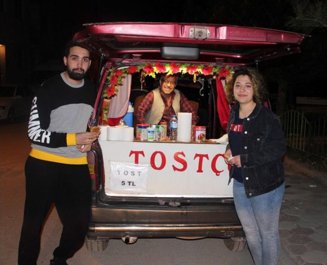 Emekli Maaşı Yetmeyince 60&rsquo;ında Gece Tost&ccedil;usu Oldu