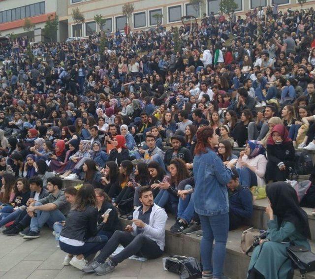 Kocaeli’de Yüzlerce Üniversiteli Açık Hava Film Gösteriminde Buluştu