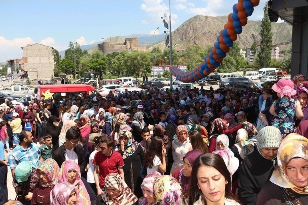 Avm A&ccedil;ılışında İzdiham Yaşandı