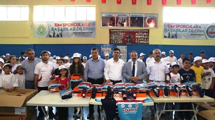 Yaz Spor Okullarına Katılan &Ouml;ğrencilere Malzeme Desteği