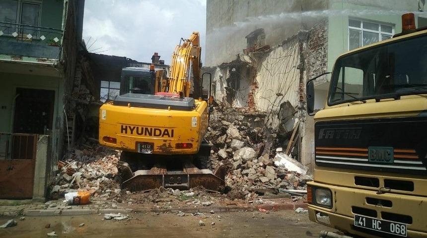 İzmit&rsquo;te Harabe Yapılar Yıkılıyor