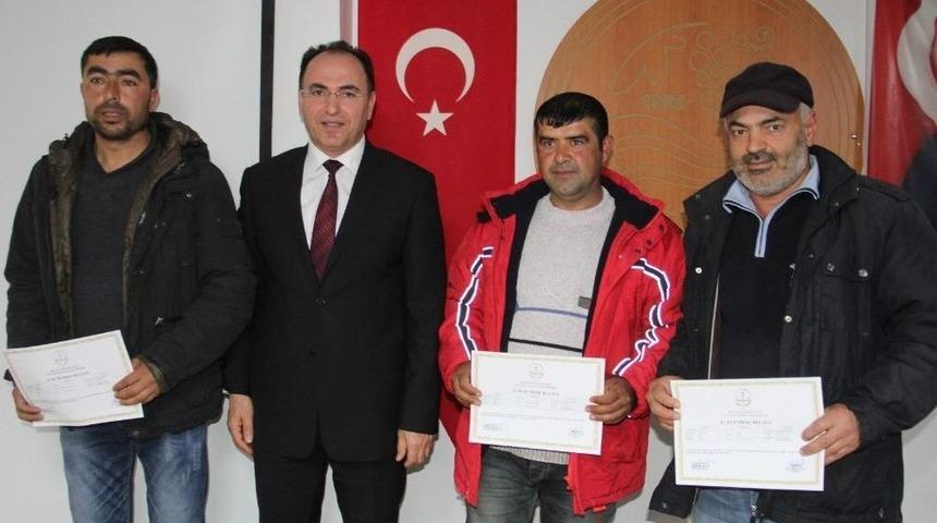 Kurs G&ouml;ren &Ccedil;ift&ccedil;ilere Sertifikaları Verildi