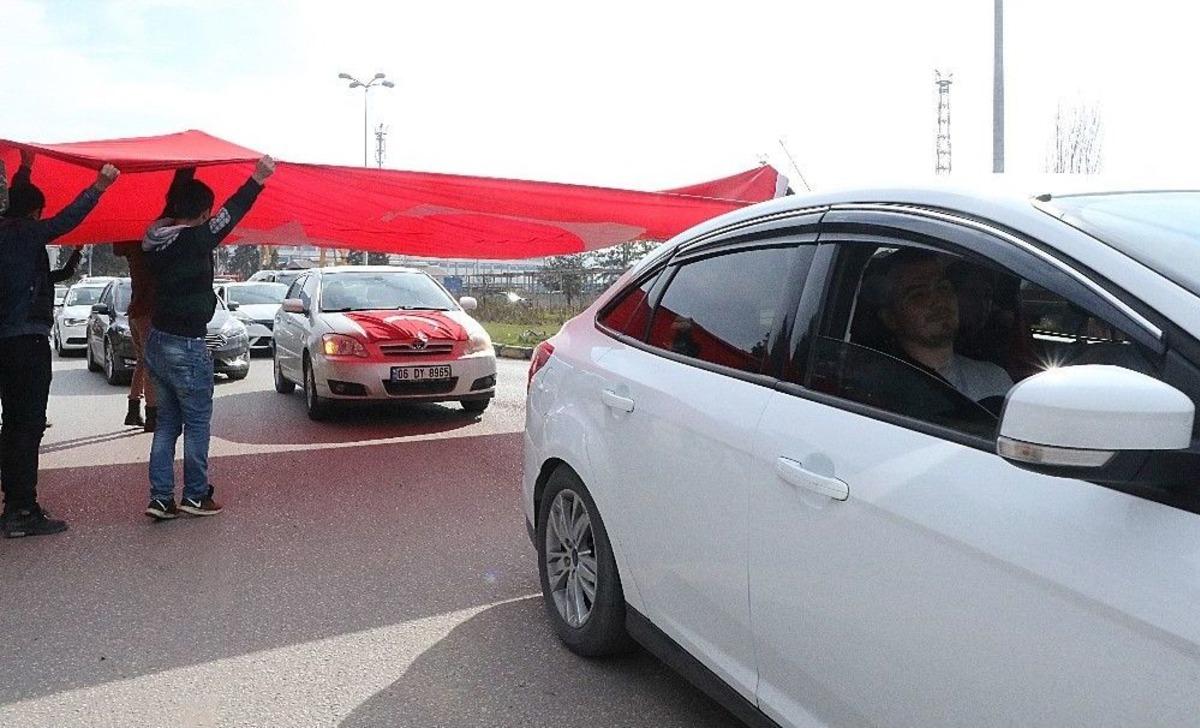 Afrin Gazisi Baba Ocağında T&uuml;rk Bayraklarıyla Karşılandı