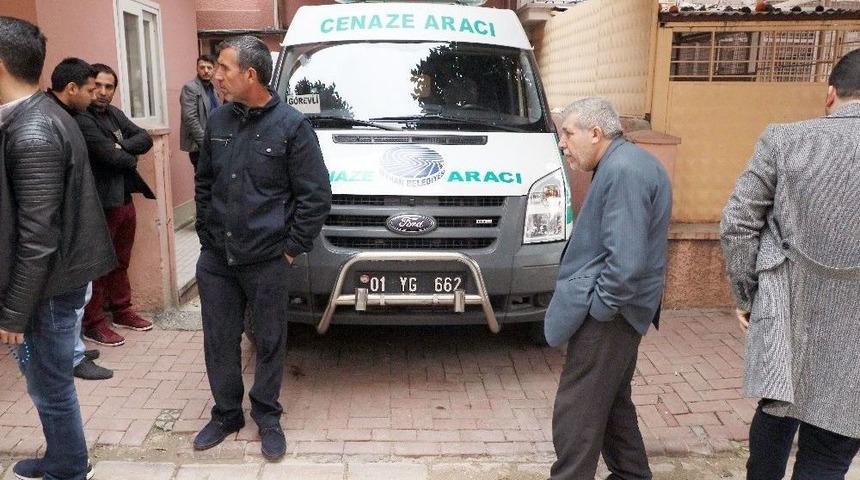 Yolda Y&uuml;r&uuml;rken &Ouml;ld&uuml;r&uuml;len Gencin Cenazesi Yakınlarına Teslim Edildi