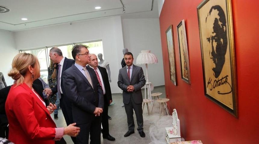 K&uuml;&ccedil;&uuml;k&ccedil;ekmece Halk Eğitim Merkezi Yılsonu Sergisi A&ccedil;ıldı