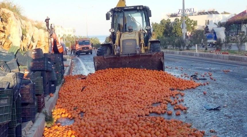 Tırdan D&ouml;k&uuml;len Narenciye Karayolunu Trafiğe Kapattı