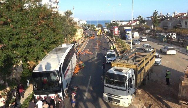 Tırdan Dökülen Narenciye Karayolunu Trafiğe Kapattı