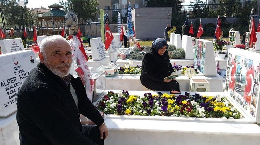 Sevgililer G&uuml;n&uuml;&rsquo;nde Şehitlere Duygusal Ziyaret