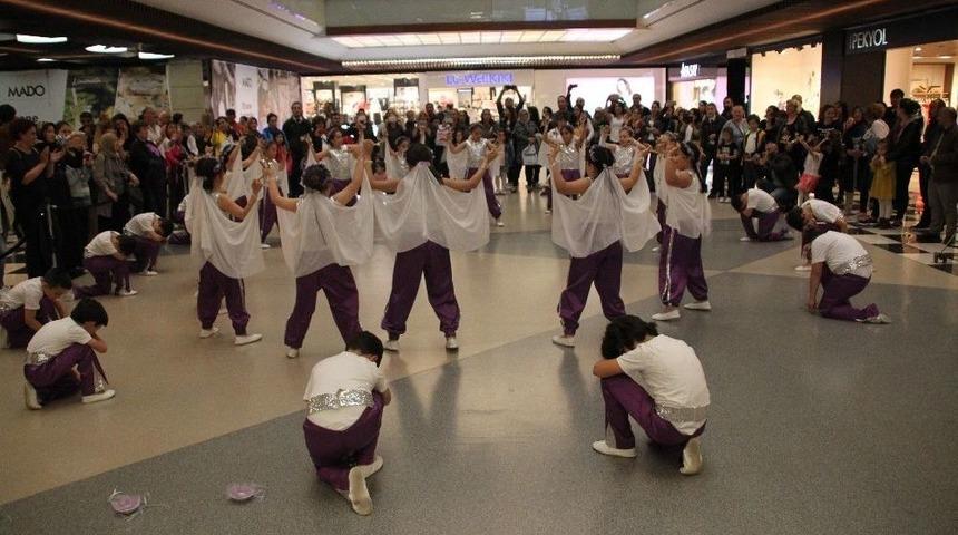 &Ouml;ğrenciler Avm&rsquo;de Dans Etti