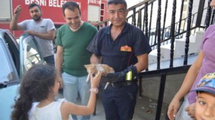 Otomobilin Tekerine Sıkışan Kedi İtfaiye Ekipleri Tarafından Kurtarıldı
