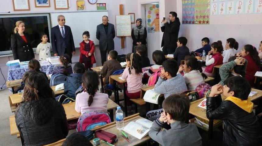 Demirkol, İlkokul &Ouml;ğrencileriyle Kitap Okudu