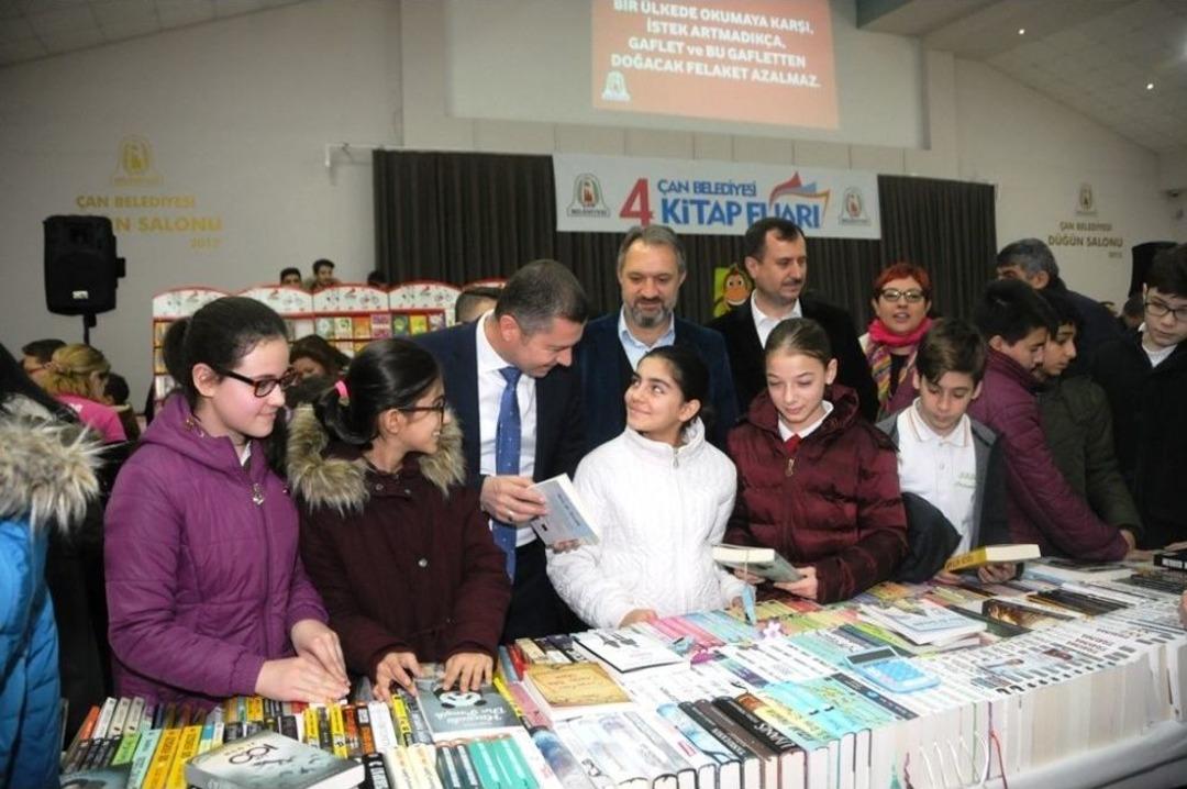 &Ccedil;an Belediyesi 4&rsquo;&uuml;nc&uuml; Kitap Fuarı&rsquo;nda Y&uuml;zlerce Kitapsever Buluştu