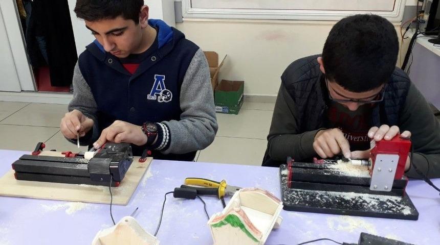 Akranları Tatil Yaparken Onlar Oyuncak &Uuml;retiyor