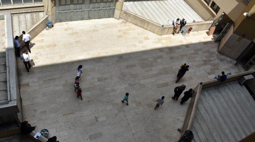 Adana Adliyesi Kavga Değil &Ccedil;ocuklara Oyun Alanı Oldu