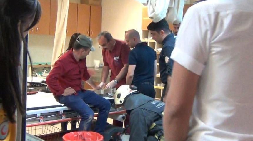 Parmağını Sıkıştırdığı Merdivenle Acile Geldi