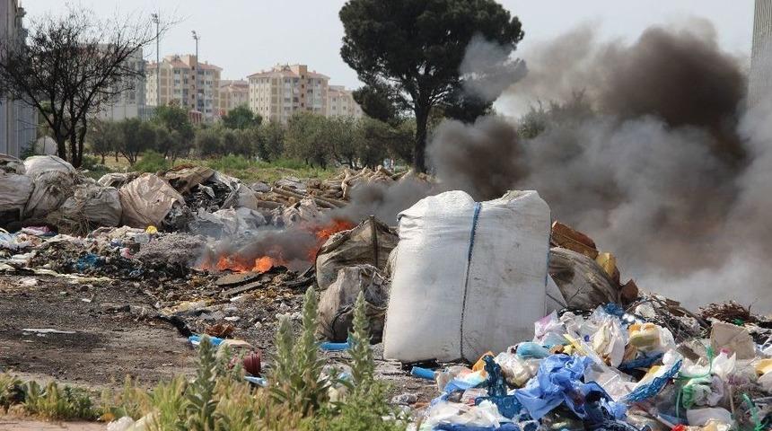 Yakılan Hurda &Ccedil;&ouml;pler Tehlike Sa&ccedil;ıyor
