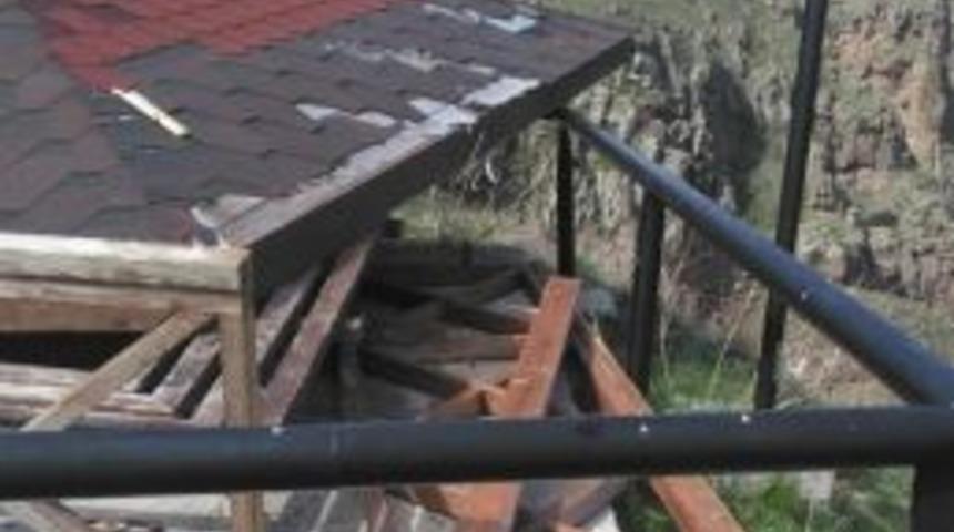 Kamelyalar Yıkılarak Ateşe Verildi