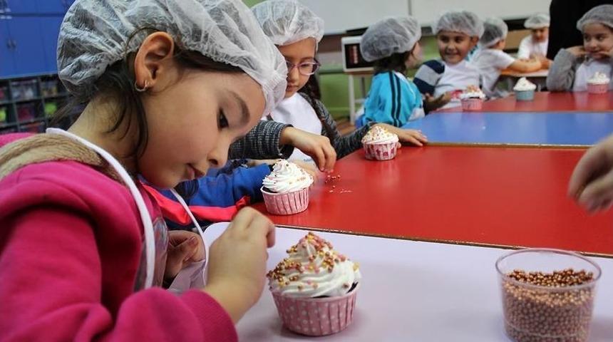 Minik Ellerden Reng&acirc;renk Kekler