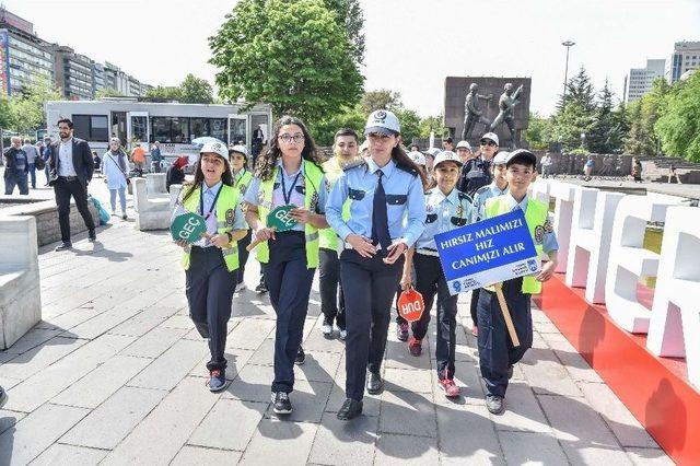 Çocuk Trafik Polisleri İş Başında