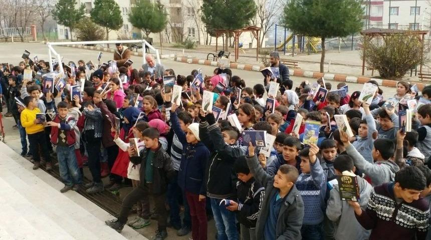 Kozluk’ta Öğrencilere Kitap Yardımı Yapıldı