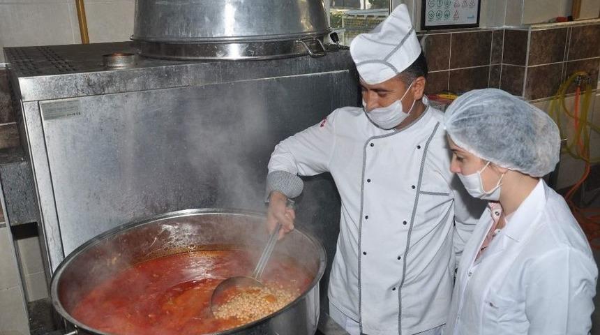 Taşımalı &Ouml;ğrencilerin Yemeği &Ouml;ğretmenevinden