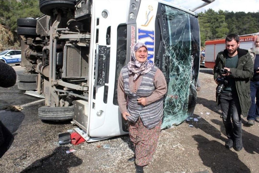 Antalya&rsquo;da Midib&uuml;s Devrildi: 15 Yaralı
