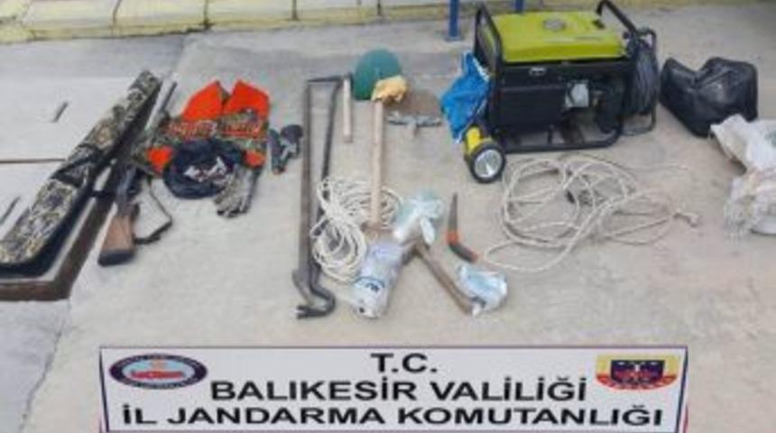 Havran’da Kaçak Kazı Yapanlara Jandarmadan Suçüstü