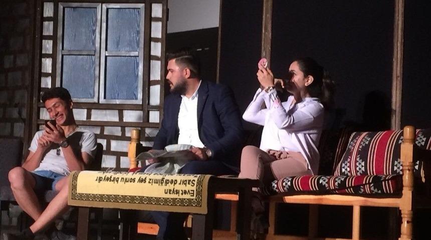 &Uuml;niversite &Ouml;ğrencilerinden Tiyatro G&ouml;sterisi