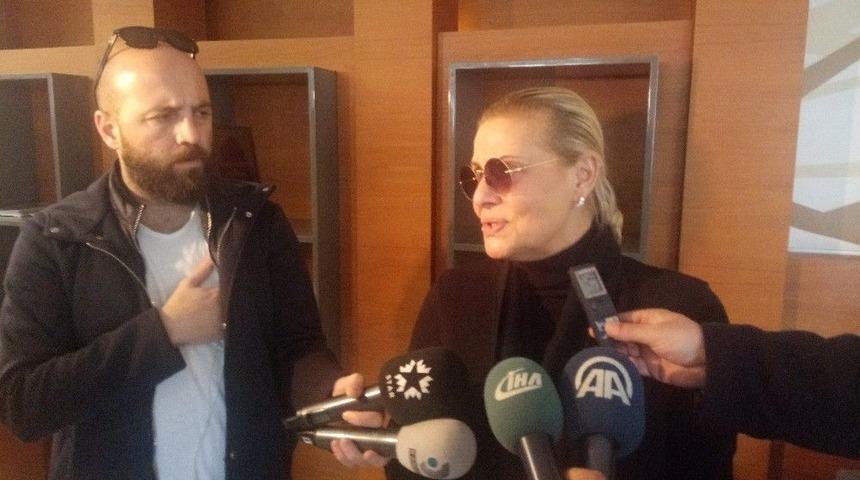 T&uuml;rk Halk M&uuml;ziği Sanat&ccedil;ısı Nuray Hafiftaş&rsquo;ın &Ouml;l&uuml;m Haberini Alan Sevenleri Hastaneye Akın Etti