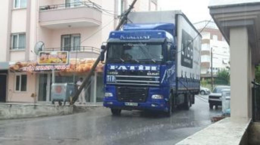 Tır Kablolara Takılıp Direği Devirdi