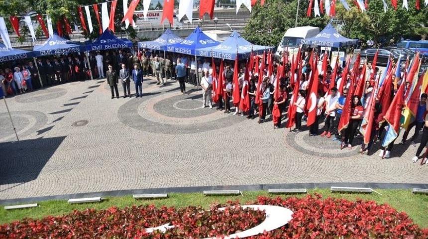 İzmit&rsquo;te Kurtuluş Coşkusu T&ouml;renle Başladı
