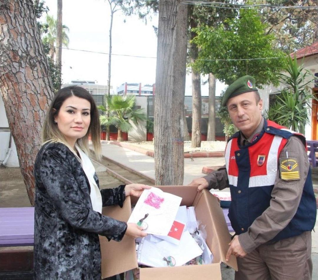 Minik &Ouml;ğrencilerden Asker Abilerine Sevgi Kolisi