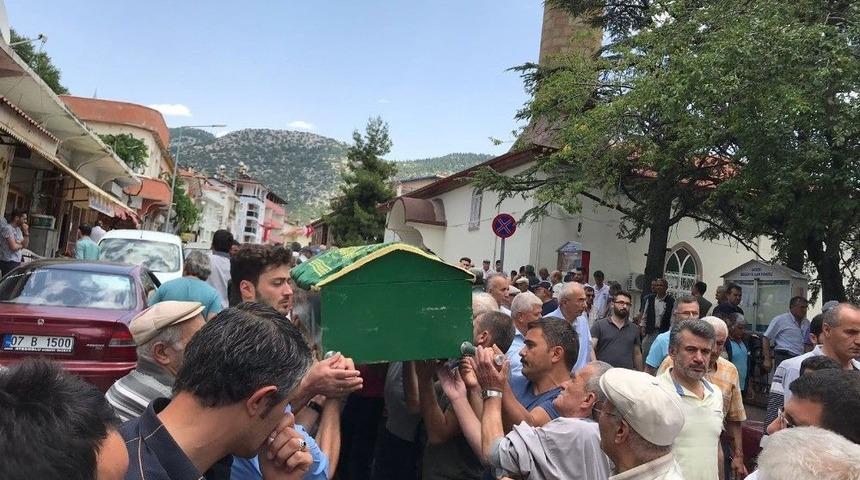 Kalbine Yenik D&uuml;şen Belediye &Ccedil;alışanını Son Yolculuğuna Arkadaşları Uğurladı