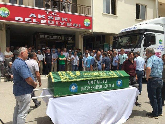 Kalbine Yenik Düşen Belediye Çalışanını Son Yolculuğuna Arkadaşları Uğurladı