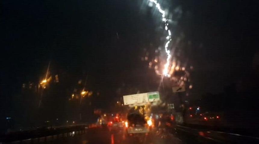 (özel) İstanbul’da Otoyola Yıldırım Düşme Anı Kamerada