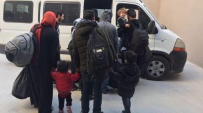 Kuşadası&rsquo;nda 18 Ka&ccedil;ak G&ouml;&ccedil;men Yakalandı